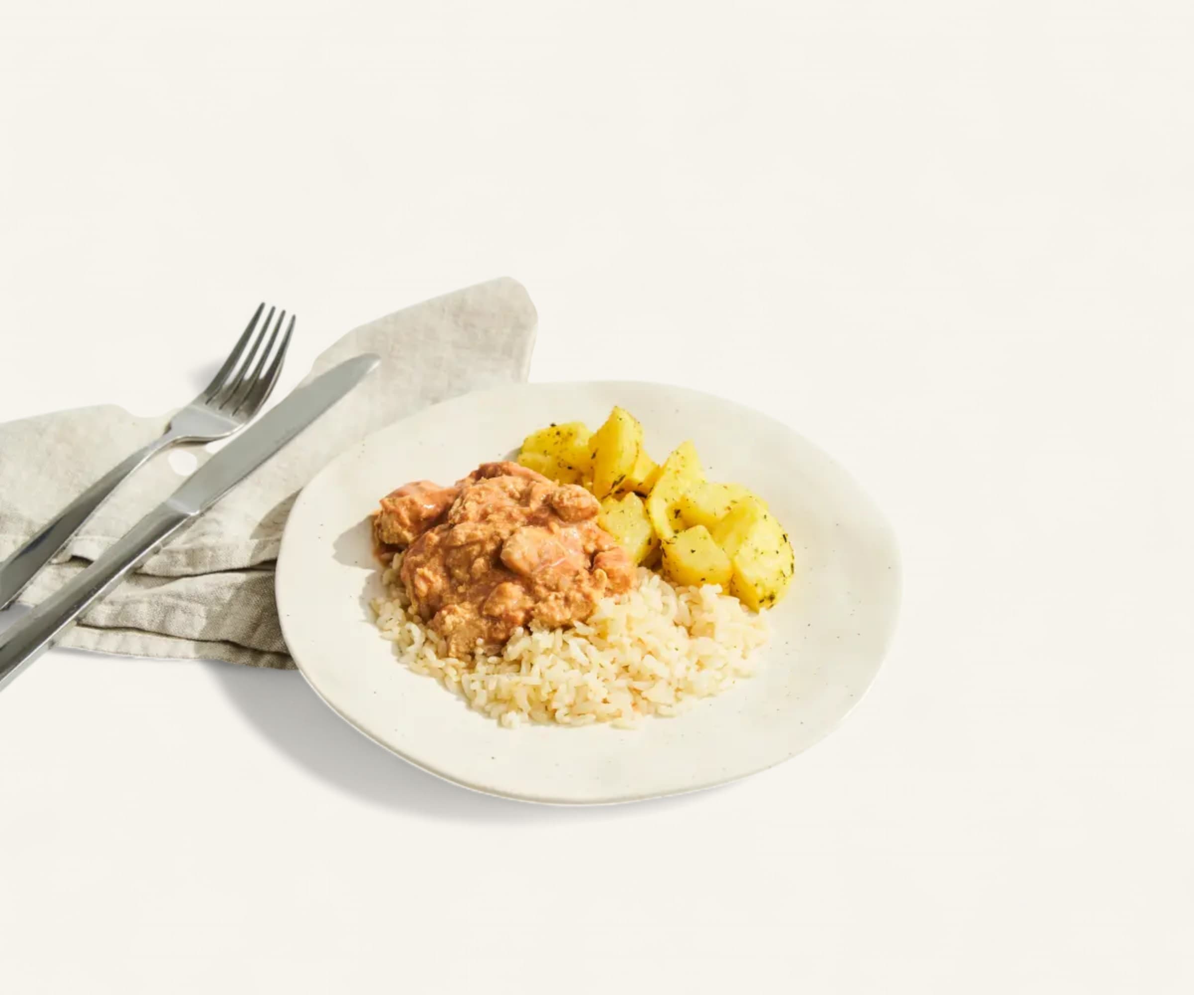 Strogonoff light de frango, arroz branco e batata sautée 350g